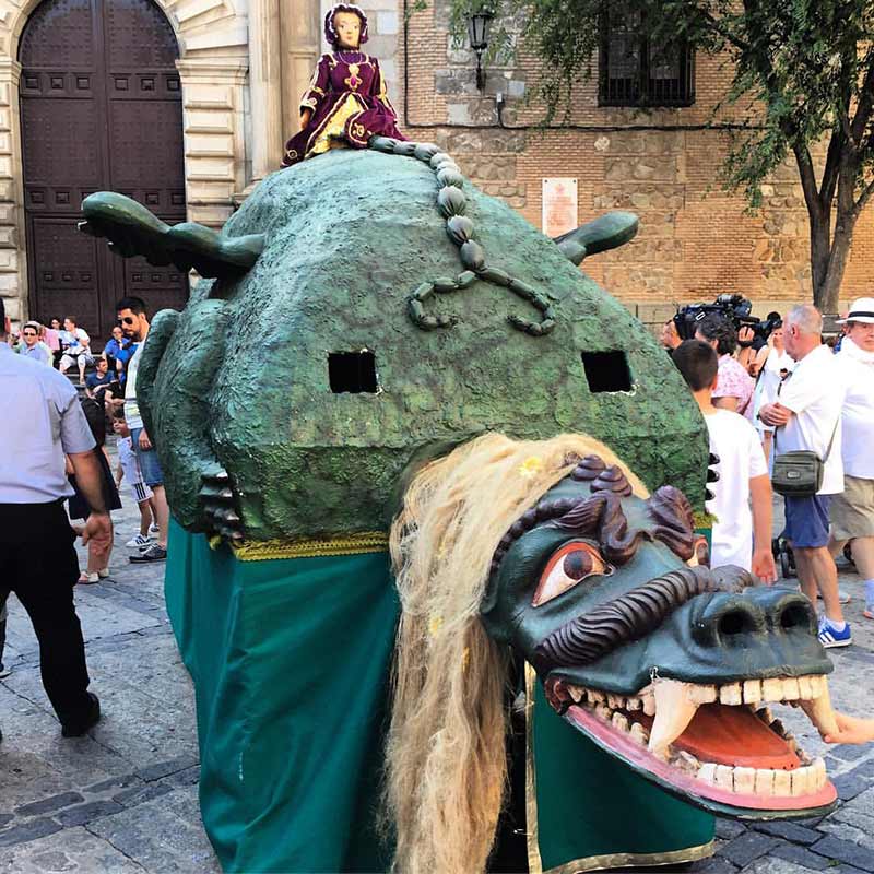 Carrozas en el Corpus (La tarasca)