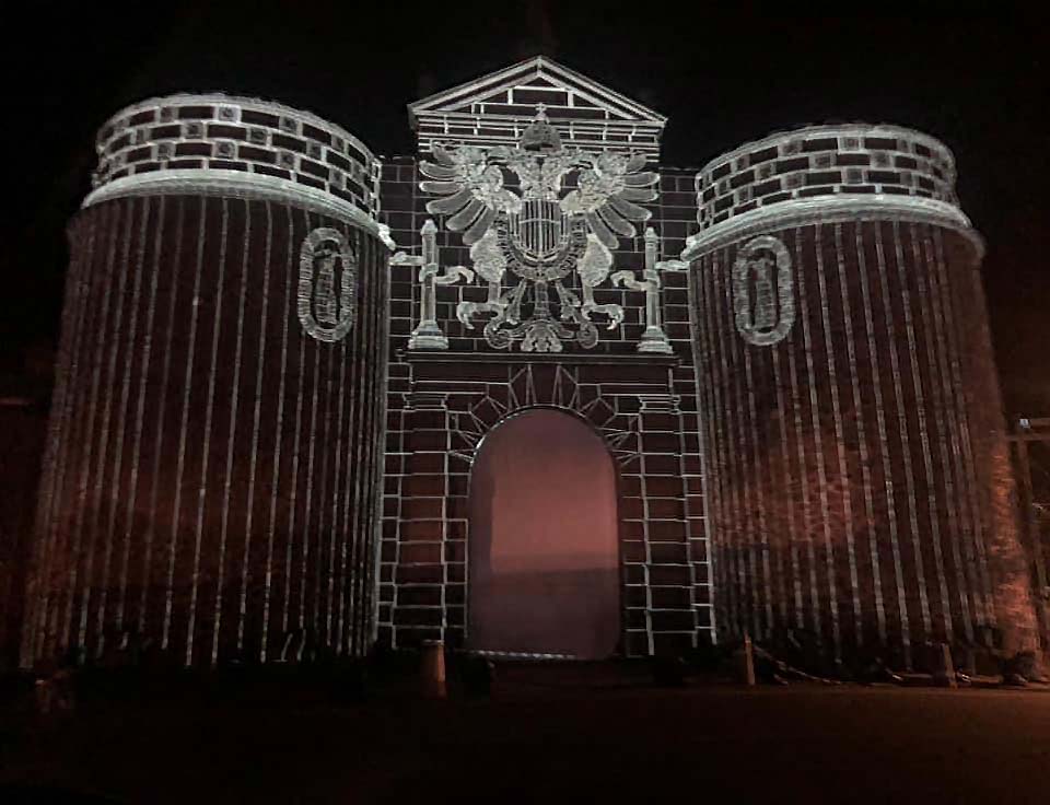 Luz Toledo en la Puerta Bisagra