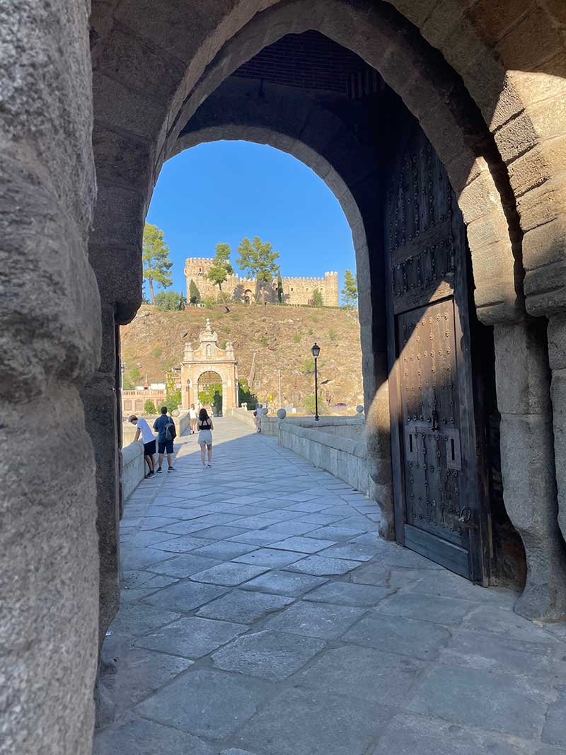 Fotografía del Castill de San Servando desde el pie del Puente Alcántara